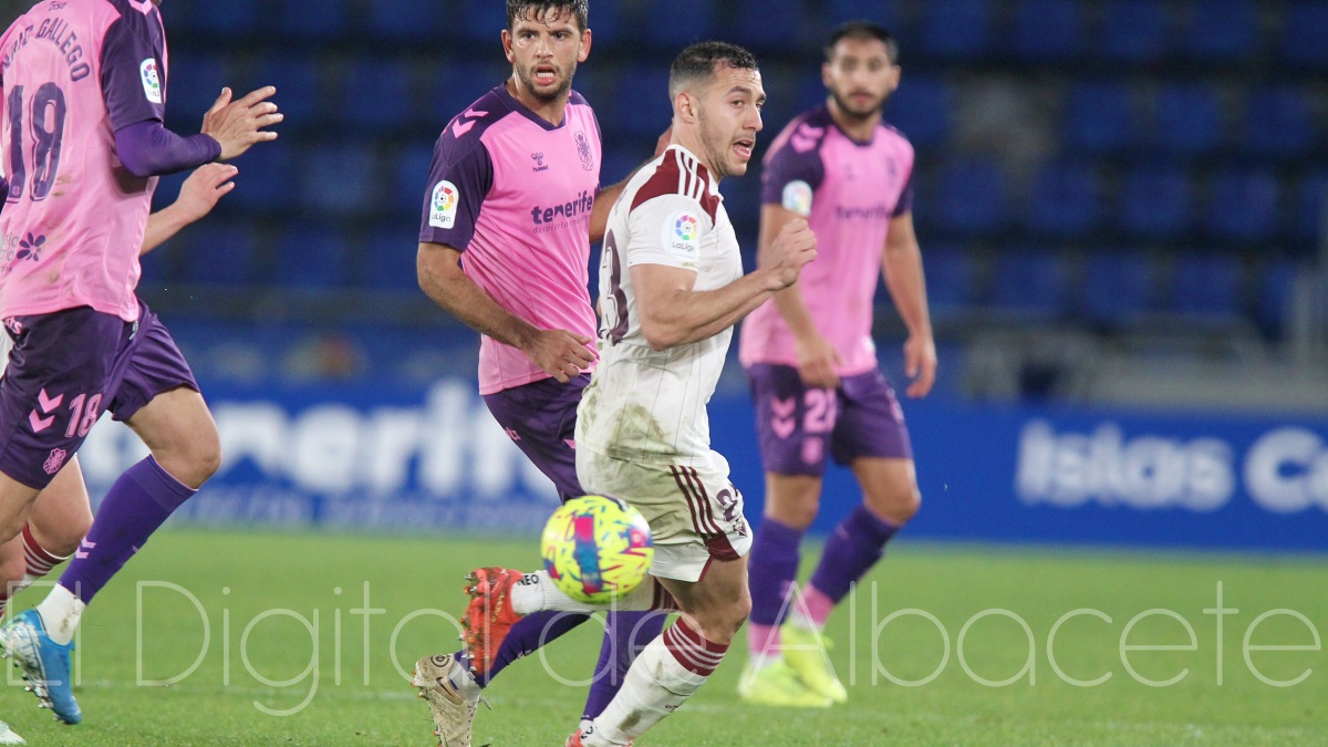 Álvaro Rodríguez en un lance del Tenerife - Albacete