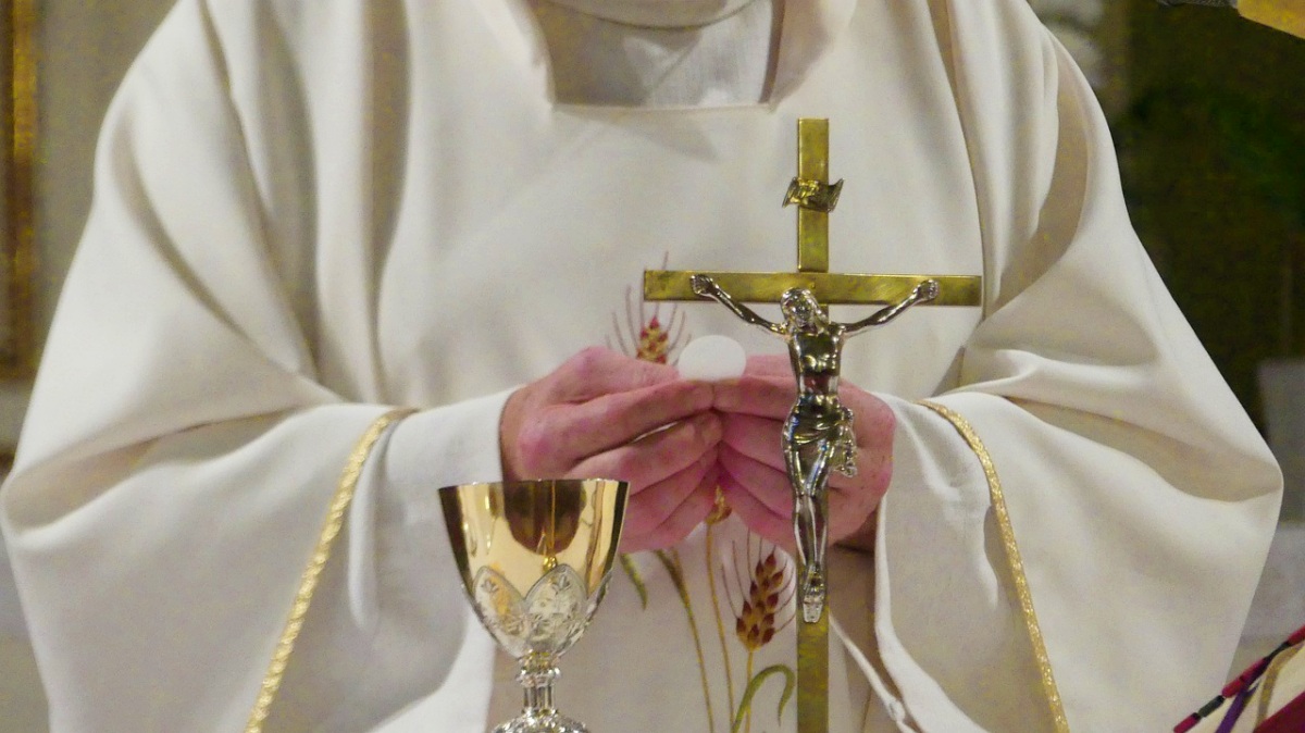 Sacerdote - Pixabay - Foto de archivo - Albacete