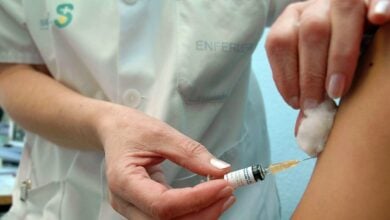 Una enfermera vacuna contra la gripe en Castilla-La Mancha / Foto: JCCM