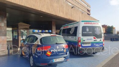 Policía Nacional a las puertas del Hospital de Albacete