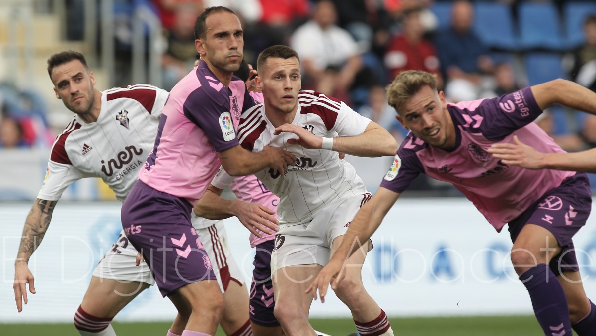 Dubasin e Higinio en un lance del Tenerife - Albacete