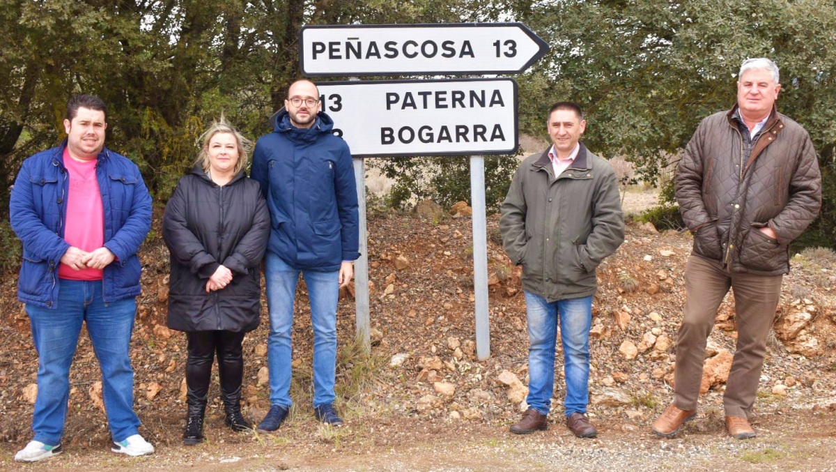 El vicepresidente de la Diputación de Albacete junto a los alcaldes de Bogarra, Paterna del Madera y Penascosa durante la visita a la AB515
