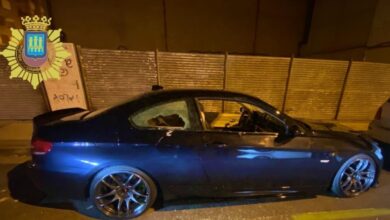 Coche destrozado con un pico de obra por el padre