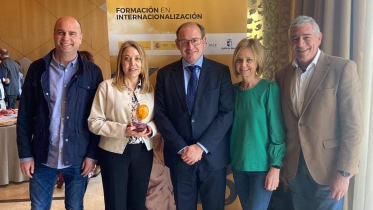 orden capoc Rodeado La Junta premia la labor de esta Escuela de Calzado de Almansa - El Digital de Albacete orden capoc Rodeado La Junta premia la labor de esta Escuela de Calzado de Almansa - El Digital de Albacete