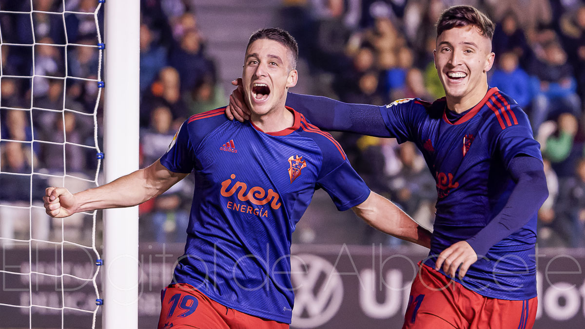Olaetxea celebra un gol con el Albacete en Burgos