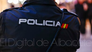 Foto de archivo de un agente de la Policía Nacional en Albacete
