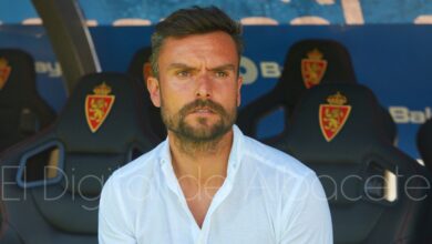 Rubén Albés, entrenador del Albacete, en el banquillo de La Romareda