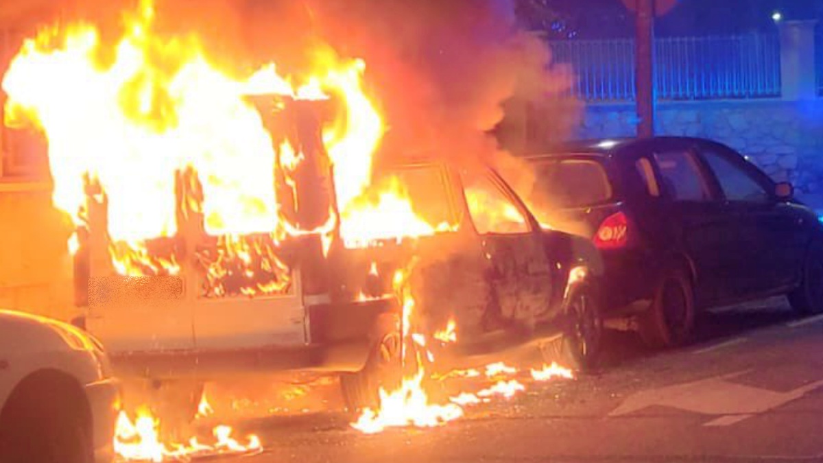 Coche ardiendo en Albacete - FOTO DE ARCHIVO - Imagen: Policía Local