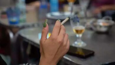 Una mujer fumando, imagen de archivo. - David Zorrakino - Europa Press - Archivo