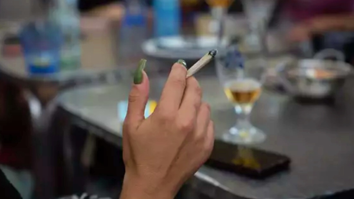 Una mujer fumando, imagen de archivo. - David Zorrakino - Europa Press - Archivo