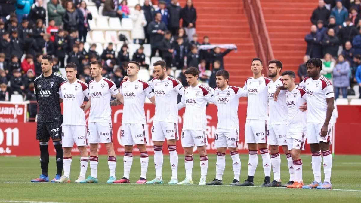 Minuto de silencio en memoria de Pelayo en el Albacete - Sporting