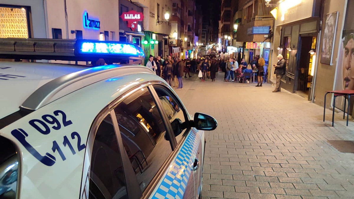 La Policía Local de Albacete vigilando en La Zona - Foto: Policía Local de Albacete - Archivo