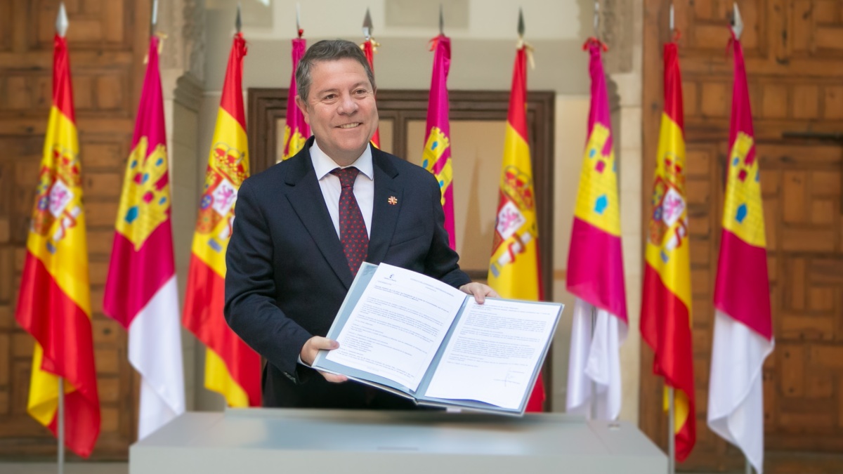 García-page firma el decreto de convocatoria de elecciones, que fija el 22 de junio para la sesión constitutiva de las cortes