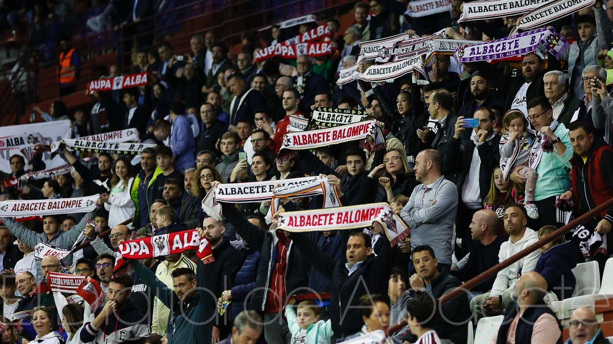 Afición del Albacete ante el Eibar