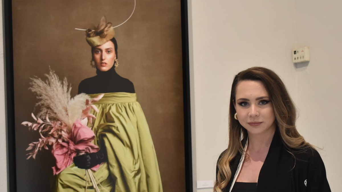Clara Lozano junto a una de sus fotografías