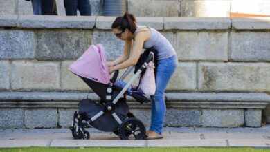 Una madre pasea a su bebé / Foto: Europa Press