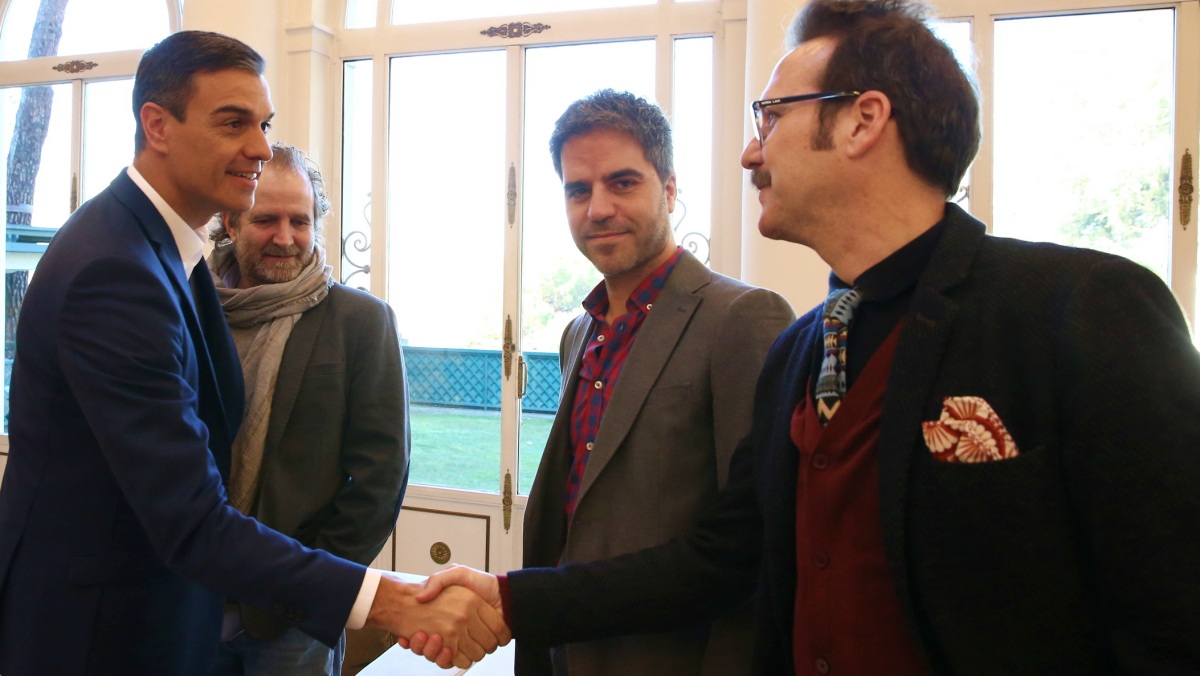 Don Mauro, junto a Pedro Sánchez, Ernesto Sevilla y Joaquín Reyes // Foto: Moncloa