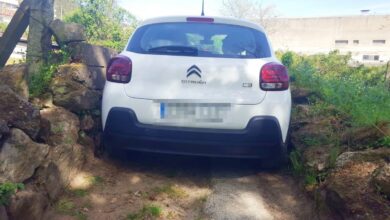 Coche atrapado y cuyos ocupantes tuvieron que ser rescatados // Foto: Guardia Civil