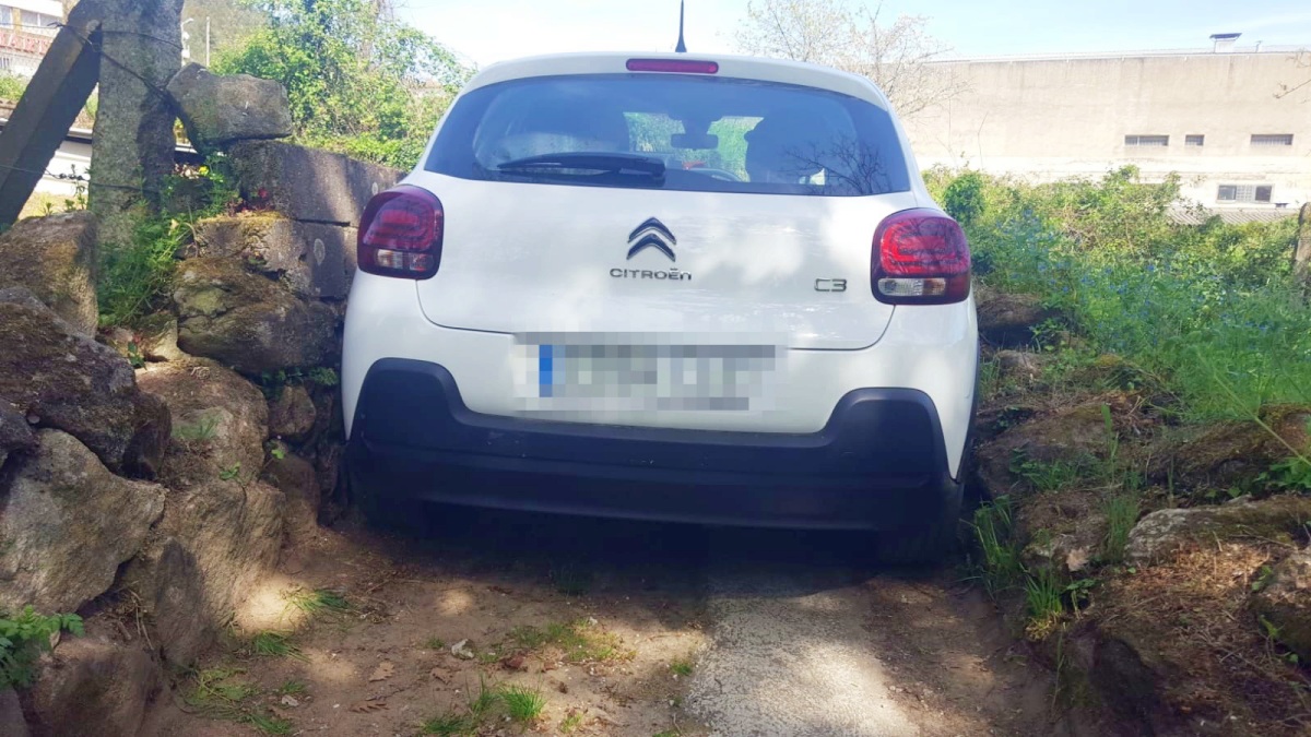 Coche atrapado y cuyos ocupantes tuvieron que ser rescatados // Foto: Guardia Civil