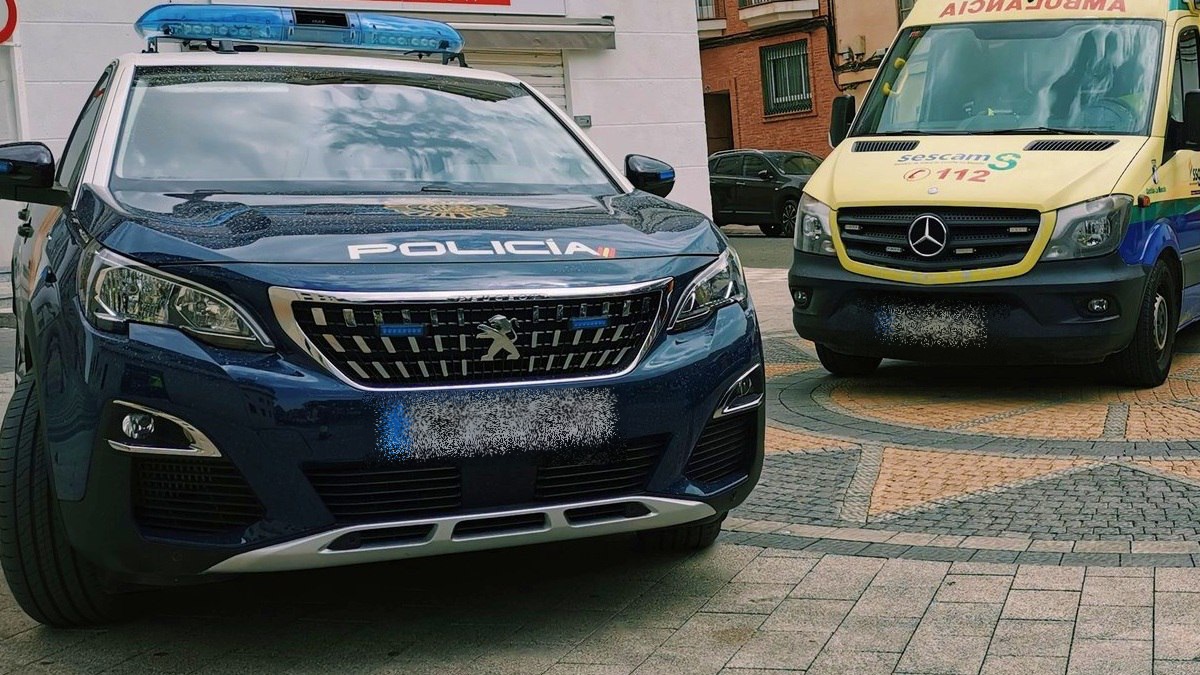 Un coche patrulla de la Policía Nacional y una ambulancia del SESCAM en Albacete - FOTO DE ARCHIVO