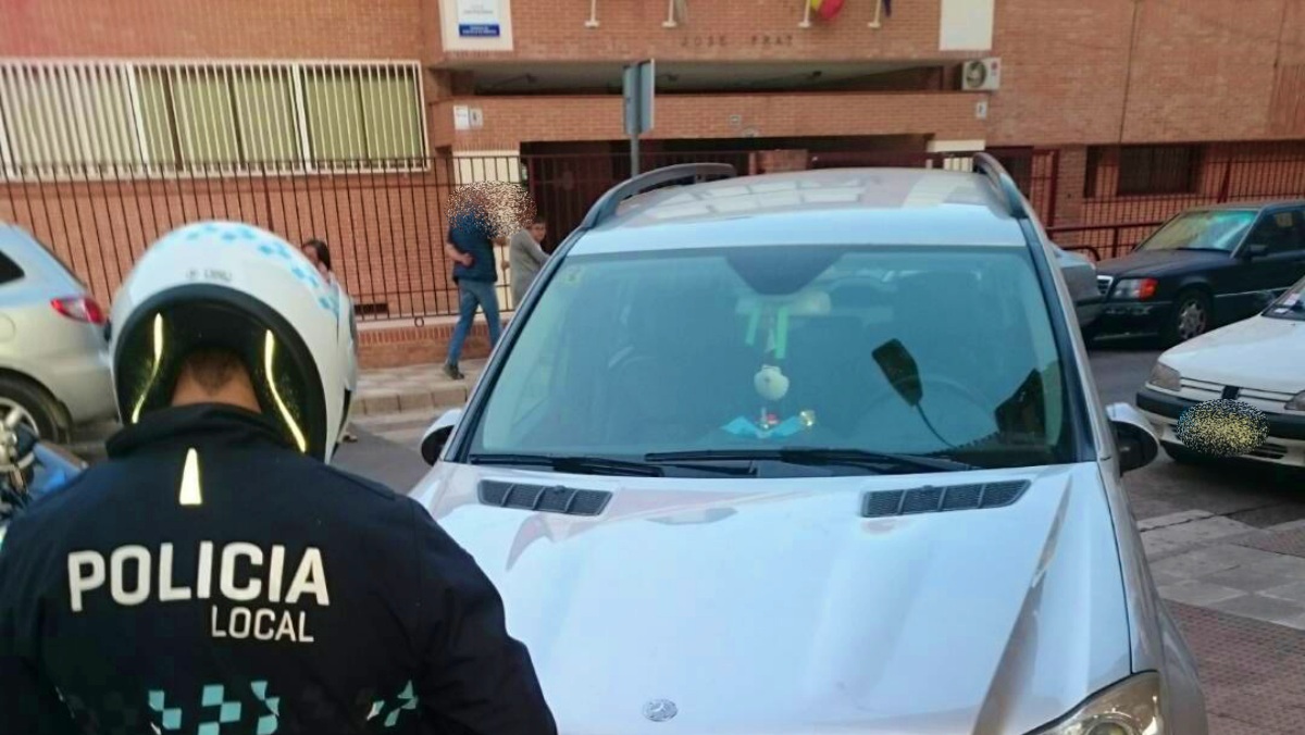Un coche en la puerta de un colegio de Albacete