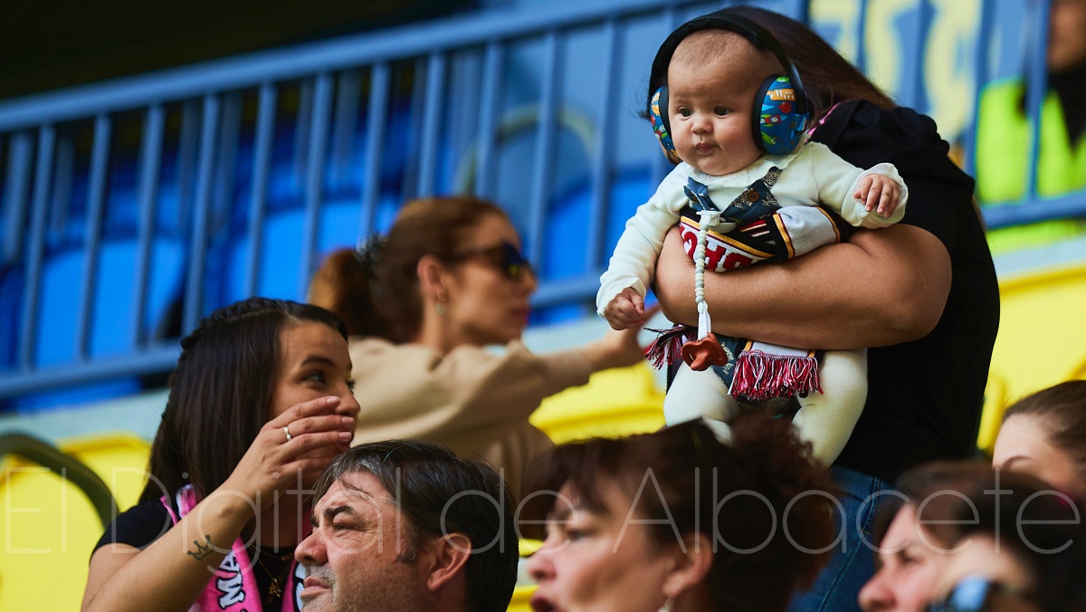 Jovencísimo aficionado del Albacete en el Estadio de La Cerámica
