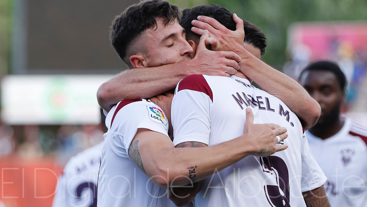 Maikel Mesa y Dani Escriche celebran el gol del Albacete ante el Alavés