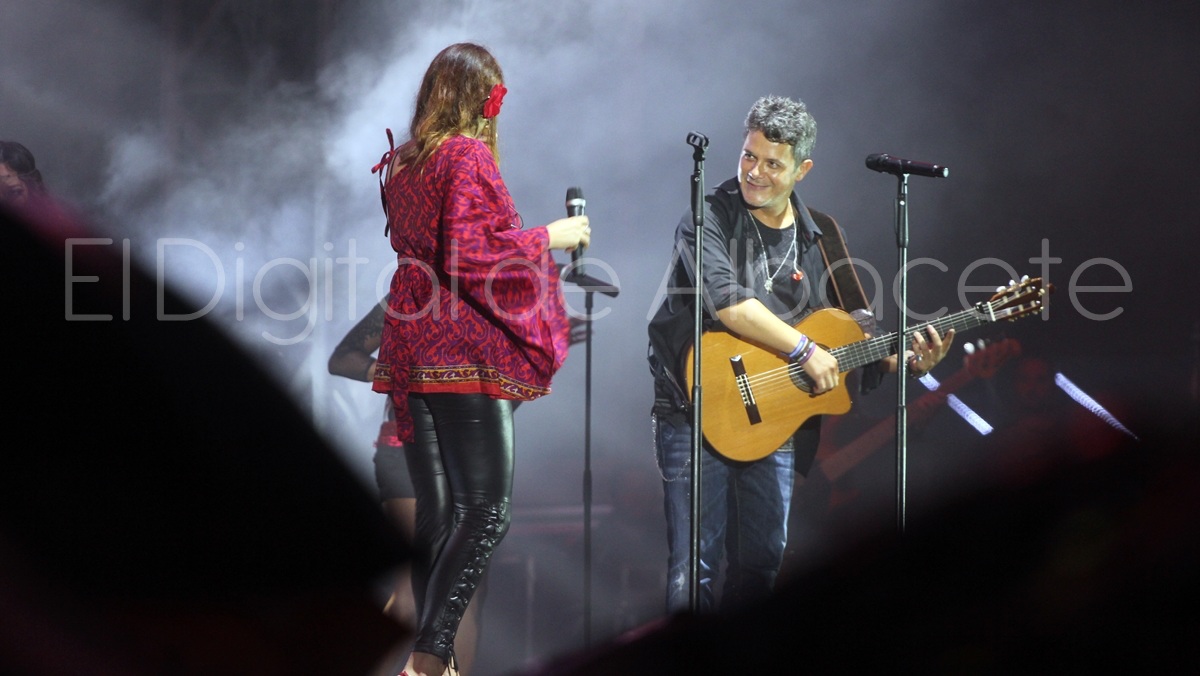 Alejandro Sanz y Rozalén durante un concierto en Albacete
