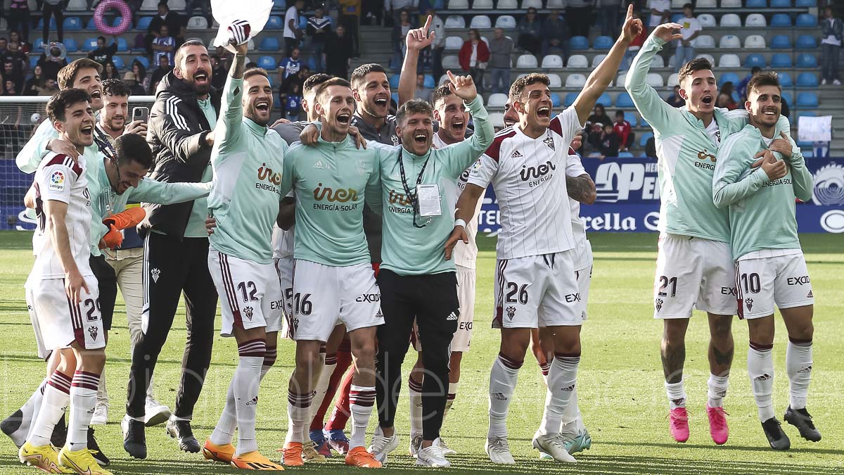 Escriche celebra junto a sus compañeros la clasificación del Albacete para Play Offs