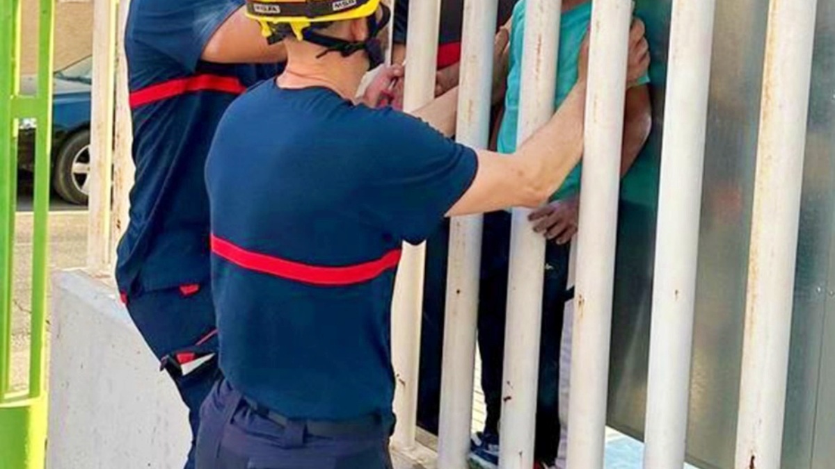 Bomberos rescatando al niño - Foto: Bomberos de la Diputación de Alicante