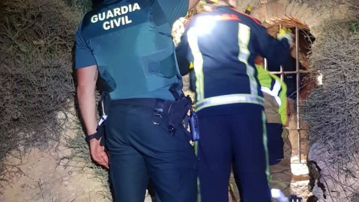 Los bomberos accediendo al Castillo de Chinchilla (Albacete)