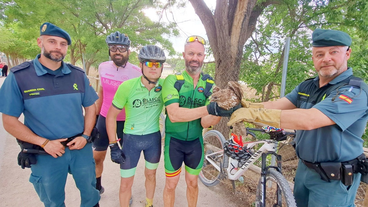 Ciclistas y agentes de la Guardia Civil que colaboraron en el proceso de rescate