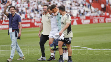 Juanma, jugador del Albacete, se retira cojenado del terreno de juego