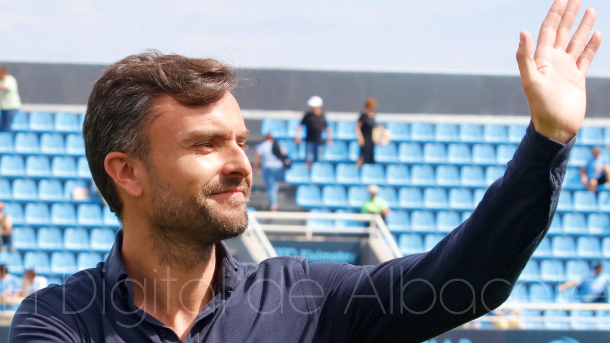 Rubén Albés, entrenador del Albacete, saluda a los aficionados desplazados a Ibiza