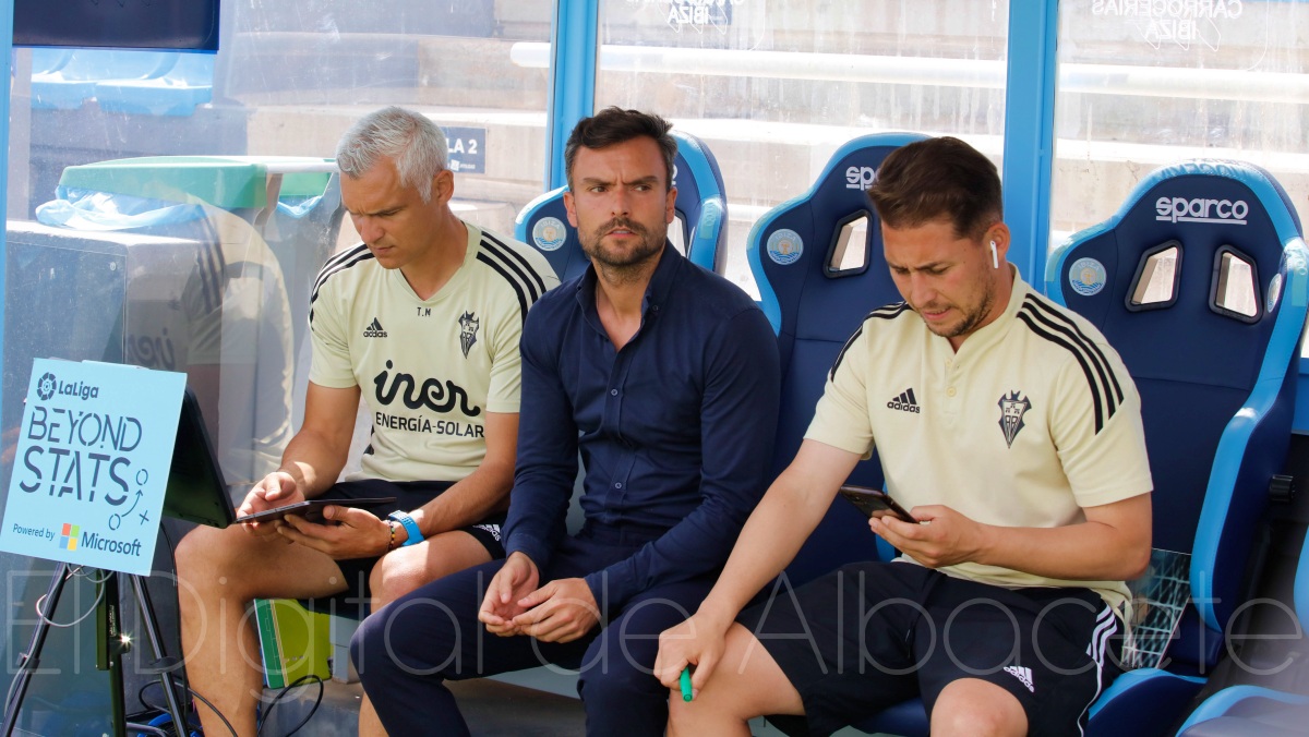 Rubén Albés, entrenador del Albacete, en el banquillo de Can Misses