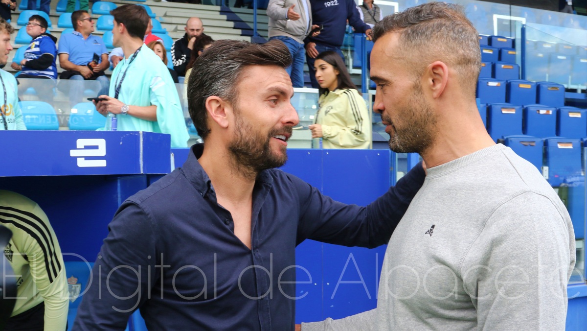 Rubén Albés, entrenador del Albacete, y Juanfran, técnico de la Ponferradina