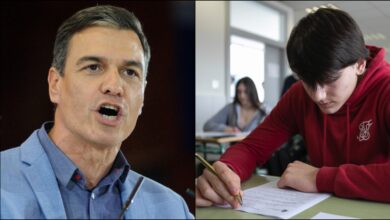 Pedro Sánchez y un alumno haciendo la EvAU / Fotos: Paredes y Peteiro - Europa Press