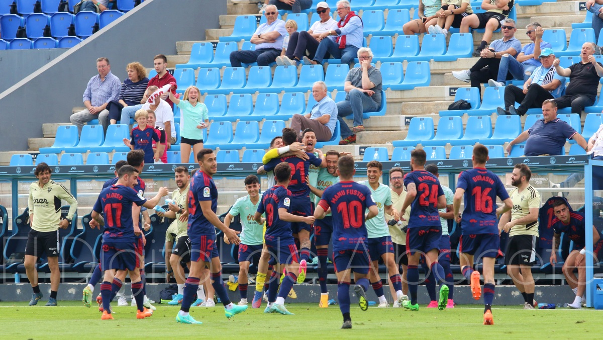 El Albacete celebra uno de sus goles en Ibiza
