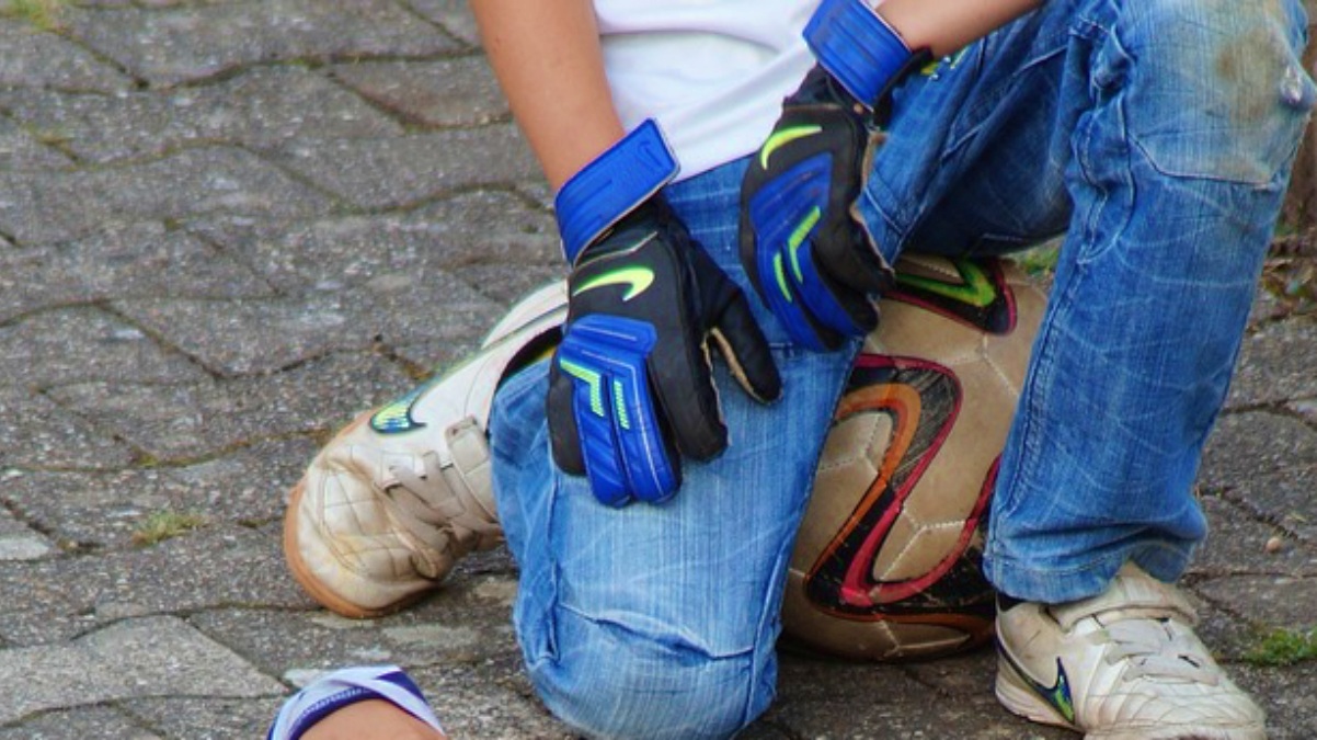 Niño jugando a la pelota - Foto de archivo - Albacete - Pixabay