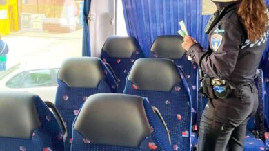 Un agente de la Policía Local de Albacete inspecciona un autobús