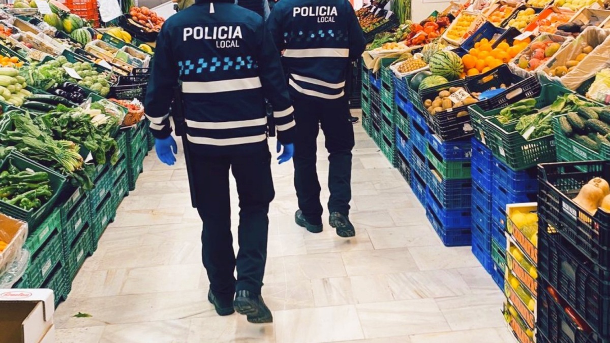 Agentes de la Policía Local de Albacete en el Mercado de Villacerrada / Foto de archivo