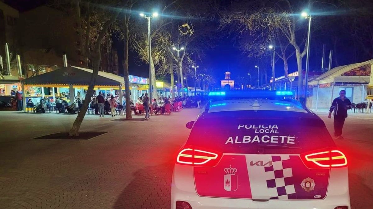 Una patrulla de la Policía Local de Albacete en el Paseo de la Feria