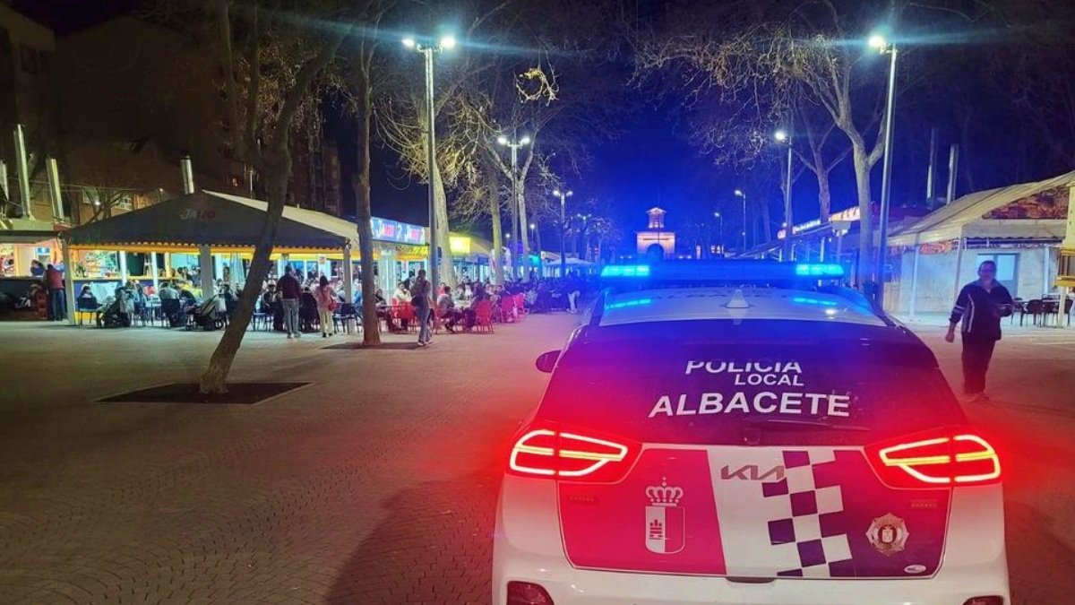 Una patrulla de la Policía Local de Albacete en el Paseo de la Feria