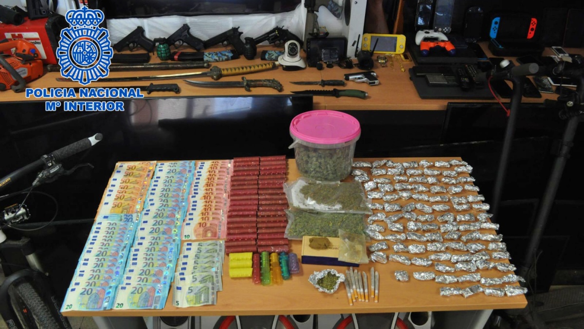 Objetos y sustancias incautadas por la Policía Nacional en Hellín (Albacete)