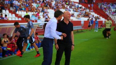 Julián Calero y Rubén Albés dialogan en antes del Albacete - Burgos disputado en el Carlos Belmonte