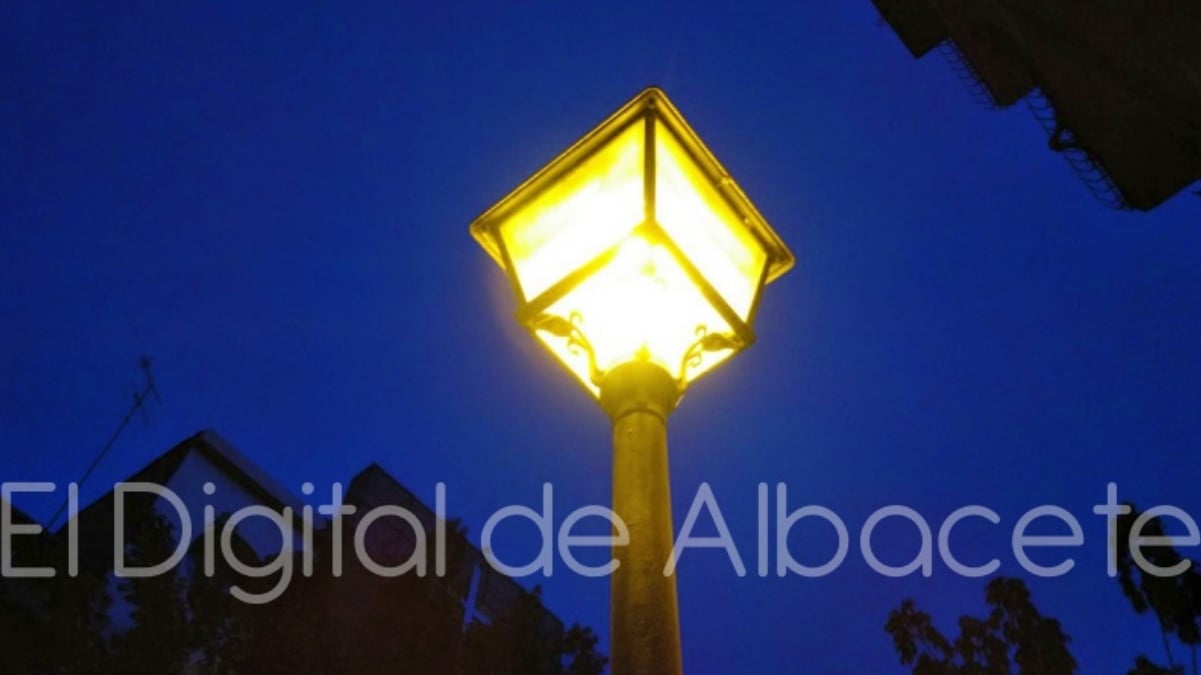 Se llevó una farola por delante en albacete