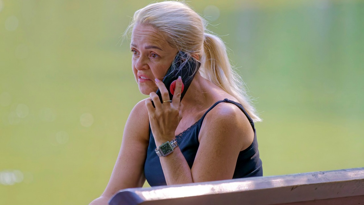 Una mujer atiende una llamada telefónica - FOTO DE ARCHIVO - Pixabay