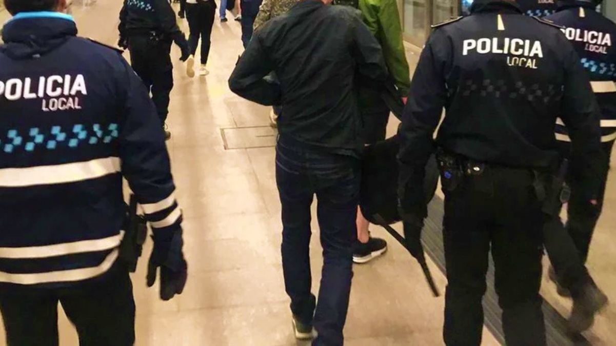 Agentes de la Policía Local en la estación de trenes de Albacete - FOTO DE ARCHIVO