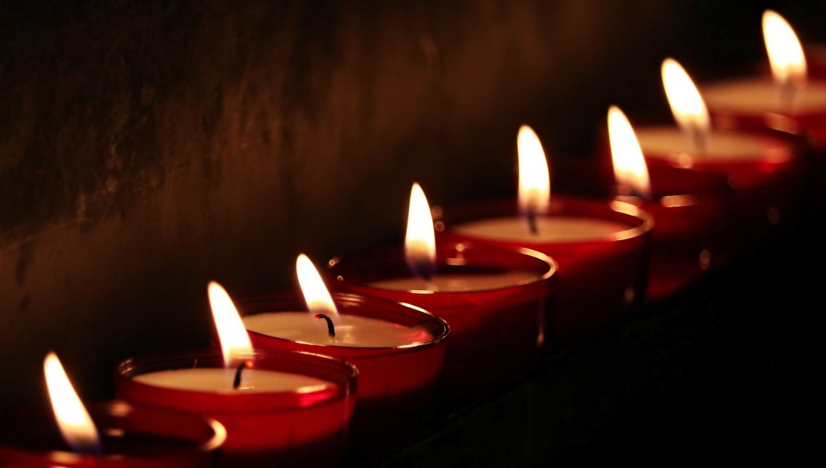 Velas en una iglesia - Pixabay