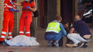 Policías y sanitarios en la sucursal que ha sido atracada por el hombre que ha fallecido en el tiroteo posterior - Foto: EFE / Santi Otero